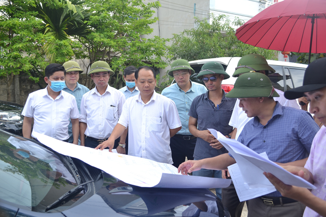 Các đồng chí lãnh đạo thành phố Yên Bái kiểm tra công tác quản lý quy hoạch tại xã Giới Phiên.
